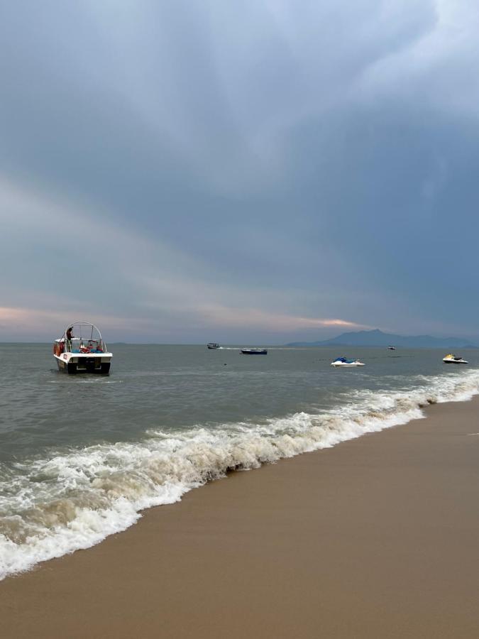 By The Sea Beachfront Designer Suites Penang - Managed By Art Of Tree บาตูเฟอริงกี ภายนอก รูปภาพ