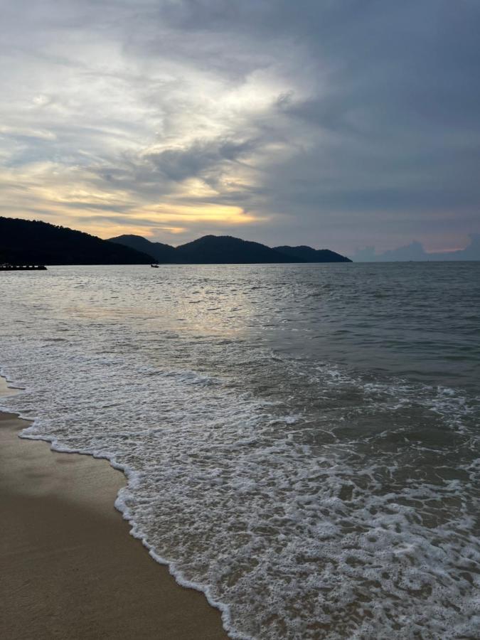 By The Sea Beachfront Designer Suites Penang - Managed By Art Of Tree บาตูเฟอริงกี ภายนอก รูปภาพ