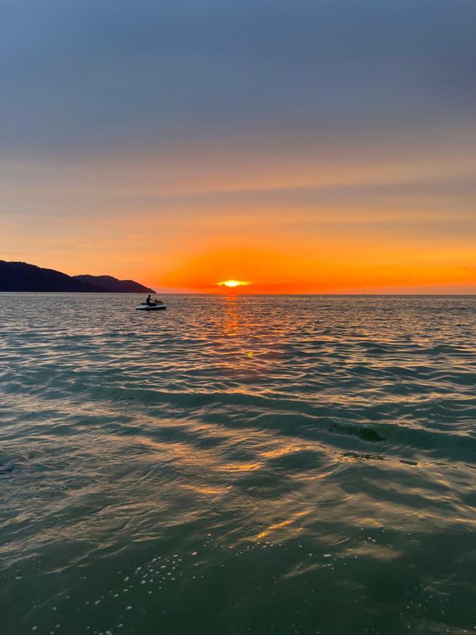 By The Sea Beachfront Designer Suites Penang - Managed By Art Of Tree บาตูเฟอริงกี ภายนอก รูปภาพ